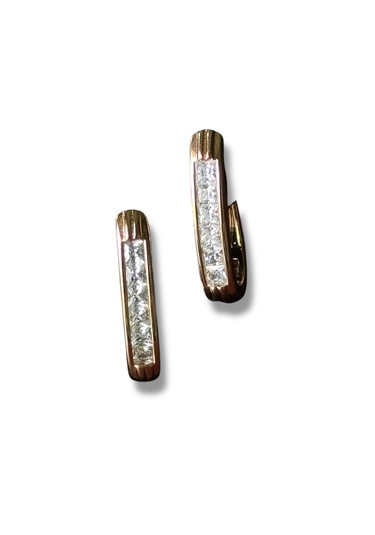 Klasik Oval Halka Sıra Taşlı Çelik Küpe