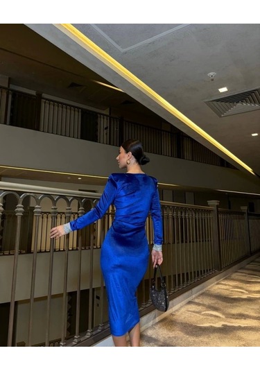 Kadın Bisiklet Yaka Vatkalı Manşet Detay Kadife Kumaş Midi Boy Elbise Saks Mavi