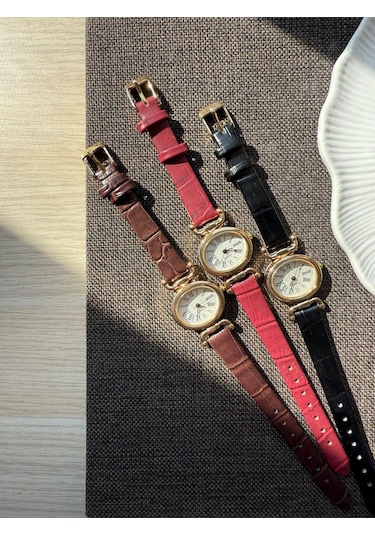 Retro Minimal Deri Kordon Vintage Kadın Kol Saati Kelebek Model Altın
