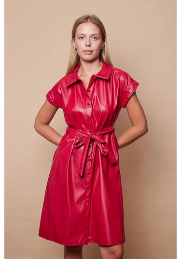 Kadın Hafif Likralı Ekolojik Deri Yakalı Düşük Omuzlu Yan Cepli Düğmeli Diz Boy Elbise-kırmızı Kırmızı