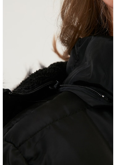 Lela Peluş Astarlı Yakası Suni Kürklü Çıkarılabilir Kapüşonlu Kışlık Kız Çocuk Mont 5766038 Siyah Lela Peluş Astarlı Yakası Suni Kürklü Çıkarılabilir Kapüşonlu Kışlık Kız Çocuk Mont 5766038 Siyah