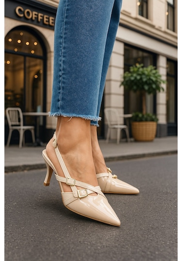 Günlük Kadın Sivri Burun Ayarlanabilir Kemer Detaylı Arkası Açık Klasik İnce Topuk Ayakkabı 922-64 Krem