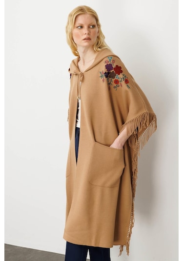 Kadın Omuzu Aplikeli Yanı Püsküllü Panço Camel Camel