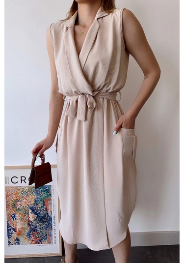 Kadın Bej Kalın Askılı, Kruvaze Yaka, Düz Desen, Aerobin Yırtmaçlı, Kemerli Midi Elbise Bej