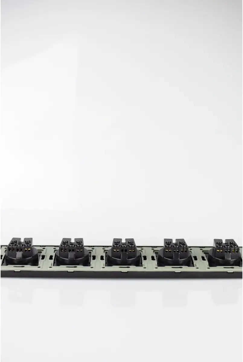 Vo'stabl Siyah Topraklamalı Ve Kapaklı Beş Pinli Priz" 163735067 105 Derece