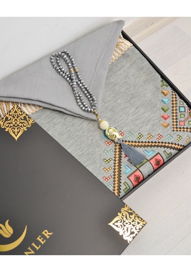 Çeyizlik Hediyelik Seccade Eşarp Tesbih Set Kilim Desenli Kadife Astarlı Seccade, Eşarp, Kristal Tesbih Özel Kutulu Lüks Hediye Seti Gri