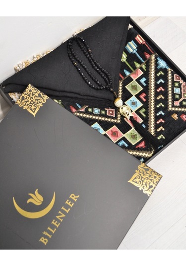 Çeyizlik Hediyelik Seccade Eşarp Tesbih Set Kilim Desenli Kadife Astarlı Seccade, Eşarp, Kristal Tesbih Özel Kutulu Lüks Hediye Seti Siyah