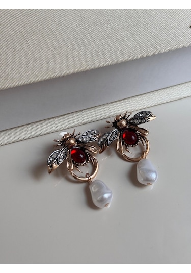 Arı Figürlü Taş Detaylı İncili Kadın Çelik Küpe Altın Renk, Gösterişli Ve Şık Tasarım Altın