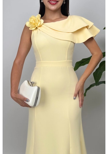 Delvira Drapeli Tek Omuz Çiçek Detaylı Uzun Sarı Abiye Elbise Sarı