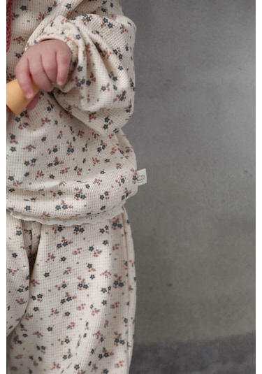 Renkli Çiçek Baskılı Dantelli Şalvar Takım Bej