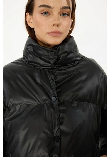 İçi Astarlı Su Ve Rüzgar Geçirmez Cepli Dik Yaka Kadın Mont Parlak Siyah