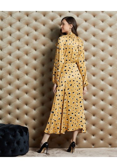Desenli Kadın Saten Elbise - Bağlamalı Yaka Detaylı - Modern Ve Şık Tasarım - Özel Davet Ve Günlük Kullanım İçin Elbise Safran