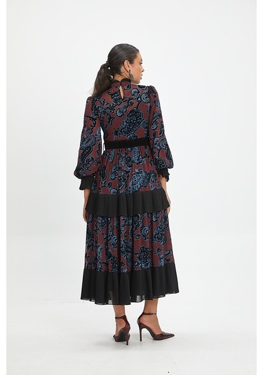 Desenli Ve Piliseli Elbise - Fırfır Detaylı, Şifon Ve Kemer Tasarımıyla Zamansız Şıklık Bordo