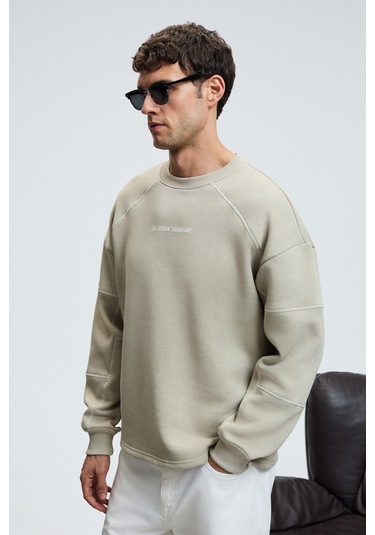 HAL Erkek Yuvarlak Yaka Önünde Ve Kollarında Süs Dikiş Detaylı Baskılı Regular Fit Taş Rengi Sweatsh