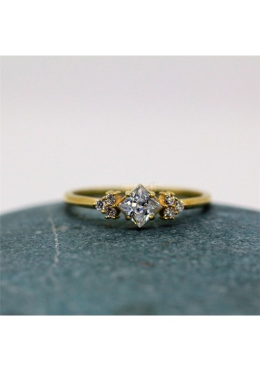 Tria Altın Yüzük-Kare Taşlı Tria Tasarım 14 Ayar Altın Yüzük-Mode