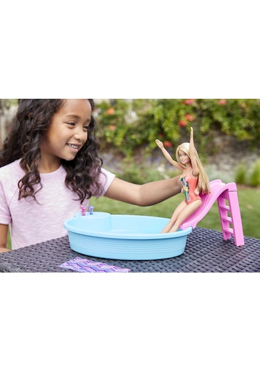 Barbie ve Havuzu Oyun Seti (GHL91)