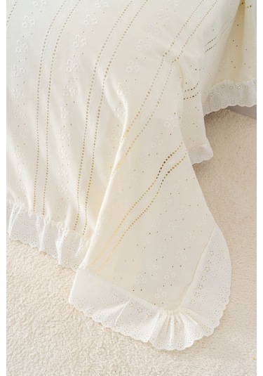 Esila Ekru Fırfırlı Çift Kişilik Nevresimli Pike Seti - 7 Parça Çeyiz Seti Ekru