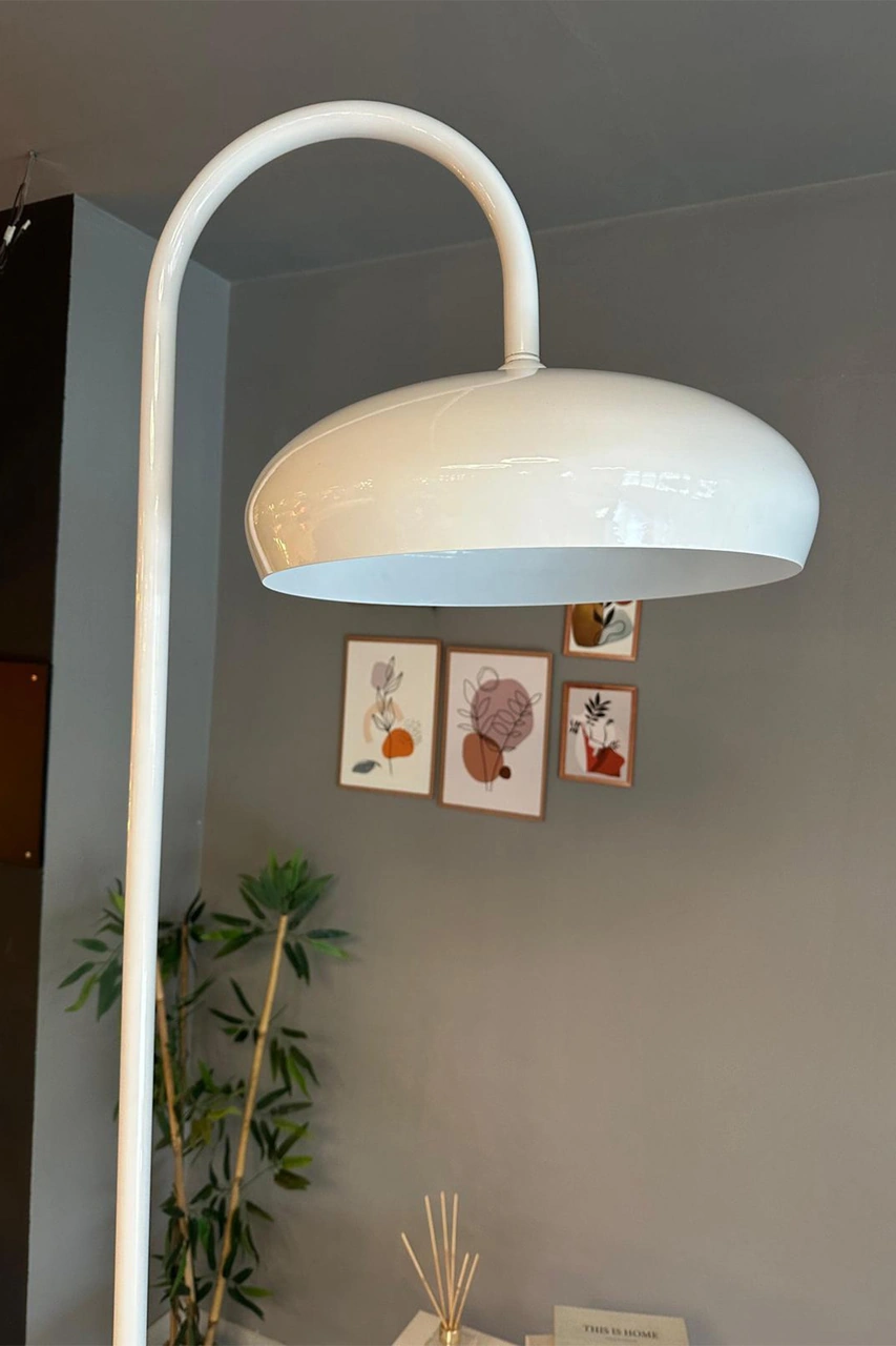 Beyaz Lambader Modern Dekoratif Metal Oturma Odası Çalışma Odası Zemin Lambası Beyaz