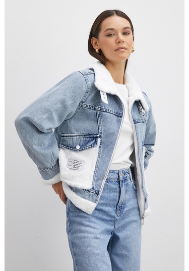 Beyaz Kemer Detaylı Kürklü Kot Mont Mavi Mavi