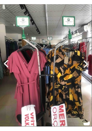 Teknor V Ayarlı Paslanmaz Metal Konfeksiyon Elbise Askılık Tekerlekli Portatif Askılık Siyah