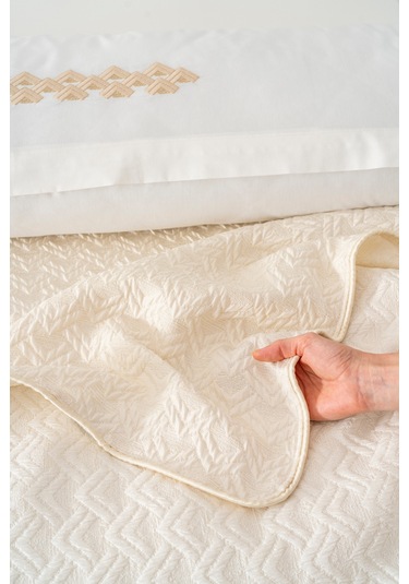 Parla Ekru Nakışlı Çift Kişilik Nevresimli Pike Seti - 8 Parça Çeyiz Seti Ekru