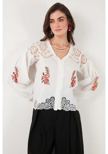 Lela Nakış Işlemeli Pamuklu Regular Fit Ajurlu V Yaka Bayan Gömlek 676214 Beyaz