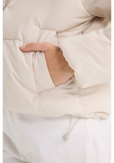 DeFacto Regular Fit Şişme Mont Fermuarlı Cepli E7385AX24WNBG418 Bej DeFacto Regular Fit Şişme Mont Fermuarlı Cepli E7385AX24WNBG418 Bej