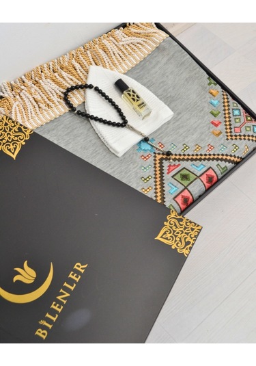 Erkekler İçin Seccade Takke Tesbih Esans Hediyelik Seti Kilim Desenli Kadife Astarlı Seccade Ve Özel Kutulu Lüks Hac Umre Hediyesi Gri