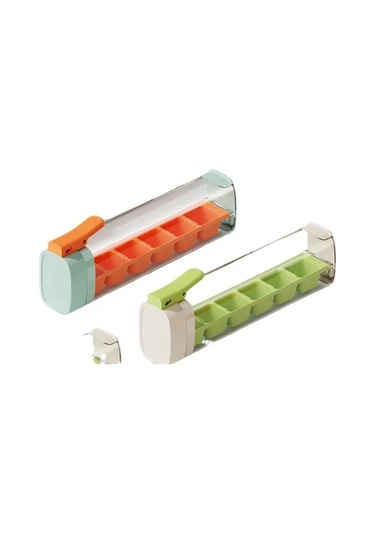 Buz Küpü Kalıp İle Bir El Ev Yapımı Tepsiler İle Dondurucu İçin Sarı