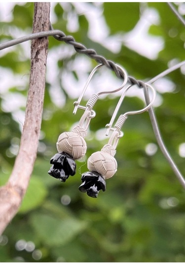 Gül Motifli Gümüş Kazaziye Sallantılı Küpe Siyah