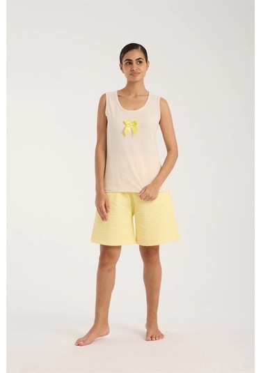 Giyim Kadın Beyaz Kurdele Detaylı Sarı Çizgili Şortlu Pijama Takımı Beyaz