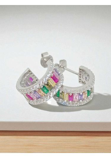 Rengarenk Taşlı 925 Ayar Gümüş Halka Görünümlü Çivi Model Küpe Gösterişli Ve Işıltılı Tasarım Gümüş