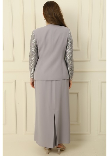 İçi Yarım Ay Kol Bluz Pul Nakışişlemeboncuk Detaylı Ceket Etek Astarlı Büyük Beden 3'lü Takım Gri İçi Yarım Ay Kol Bluz Pul Nakışişlemeboncuk Detaylı Ceket Etek Astarlı Büyük Beden 3'lü Takım Gri