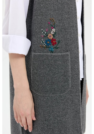 Desen Triko Kadın Polo Yaka Önü Açık İşlemeli Uzun Yün Yelek 24002 Füme Füme