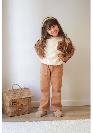 Kız Çocuk Kol Triko Modelli Punch İşlemeli Gabardin Pantolonlu 2li Takım Kahverengi Kız Çocuk Kol Triko Modelli Punch İşlemeli Gabardin Pantolonlu 2li Takım Kahverengi