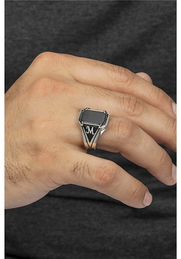 Oniks Taşlı Çift Tarafı Harfli V Model Gümüş Erkek Yüzük -8284 Gümüş