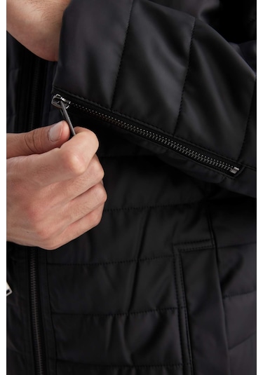 DeFacto Su İtici Slim Fit Suni Deri Mont Dar Kesim Dik Yaka Fermuarlı Cepli B3568AX24SPBK27