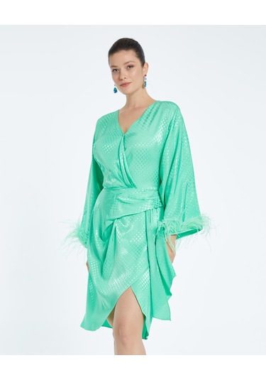Saten Dokulu Tüy Detaylı Kruvaze Elbise Kuşaklı Ve Drapeli Özel Tasarım Yeşil