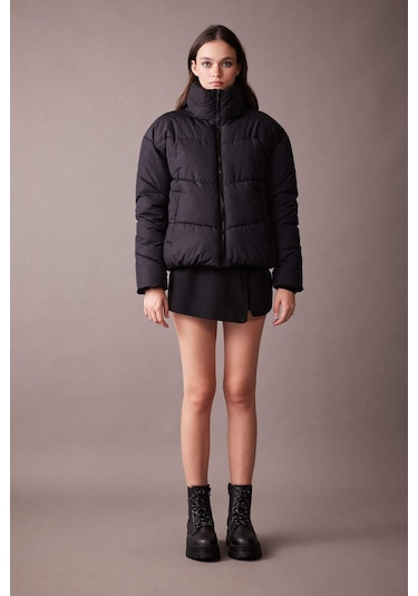 Defacto Su İtici Şişme Mont Oversize Geniş Kalıp Dik Yaka Fermuarlı Cepli Kapitoneli A3631AX23WNBK27 Siyah