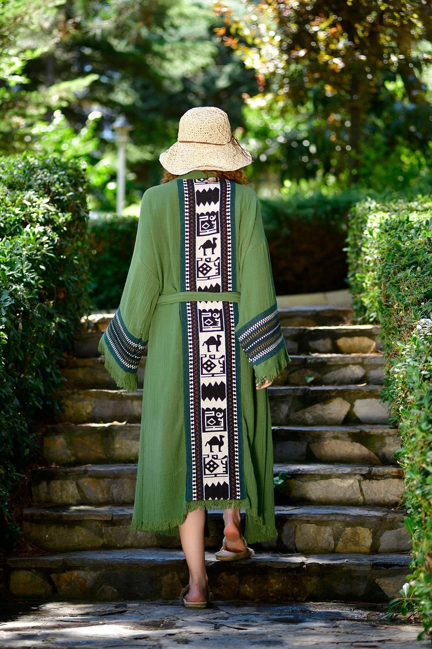 Doğal Tonlarda Geniş Kenarlı Rafya Şapka Çok Renkli