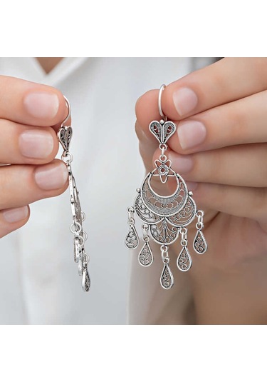 Gümüş Beyaz Baget Taşlı Sallantılı Kadın Küpe