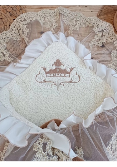 Yenidoğan Wool Yün Kumaş Taç Nakışlı Güpür Duvaklı Fiyonk Prizma Taş Unisex Kundak Bebek Battaniyesi Kahverengi Çok Renkli