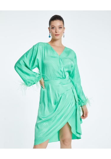 Saten Dokulu Tüy Detaylı Kruvaze Elbise Kuşaklı Ve Drapeli Özel Tasarım Yeşil