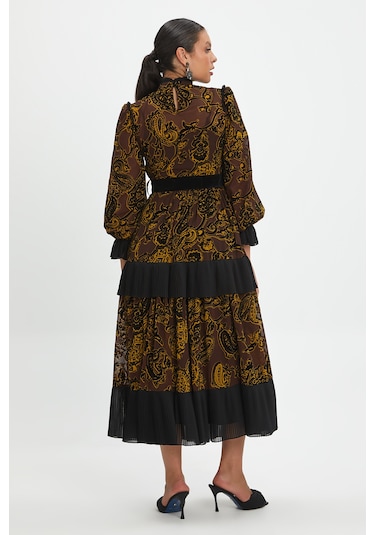 Desenli Ve Piliseli Elbise - Fırfır Detaylı, Şifon Ve Kemer Tasarımıyla Zamansız Şıklık Kahve