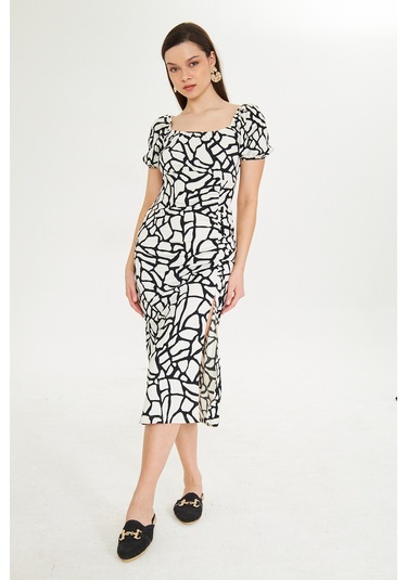 Siyah Beyaz Desenli Kalp Yaka Yirtmacli Elbise Siyah