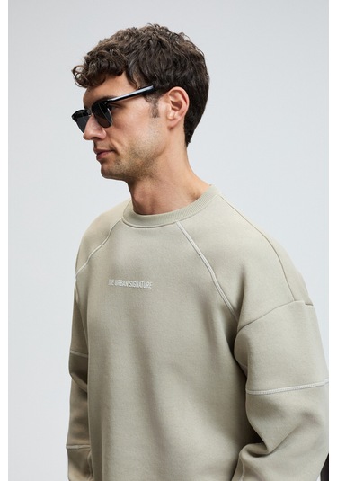 HAL Erkek Yuvarlak Yaka Önünde Ve Kollarında Süs Dikiş Detaylı Baskılı Regular Fit Taş Rengi Sweatsh