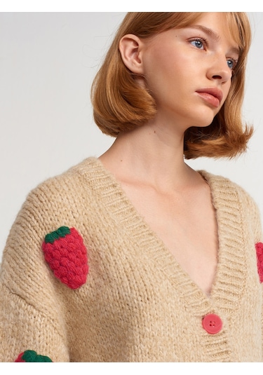 Dilvin V Yaka Çilek Nakışlı Balon Kol Triko Hırka  Bej Koyu Bej