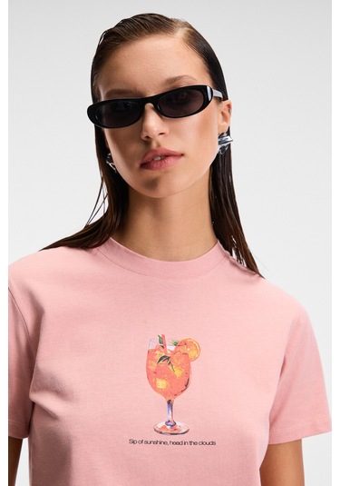 IVONNE Kadın Cocktail Baskı Desenli Kısa Kollu Organik Pamuklu Bisiklet Yaka Crop Pembe T-Shirt