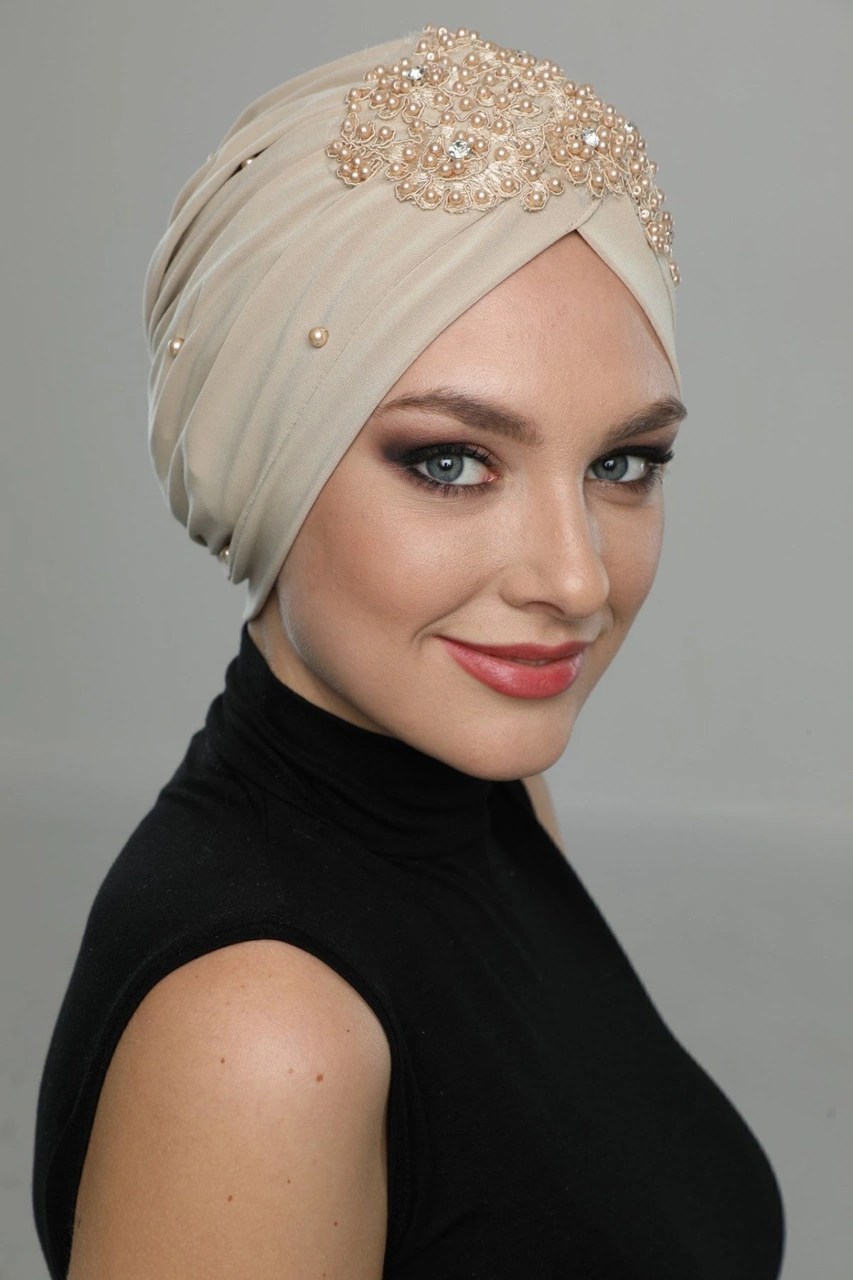 Kopma Astarlı Işlemeli Bej Dantel Motifli Hazır Türban Tesettür Abiye Bone Bej Dantel