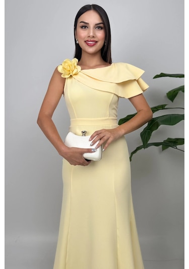 Delvira Drapeli Tek Omuz Çiçek Detaylı Uzun Sarı Abiye Elbise Sarı
